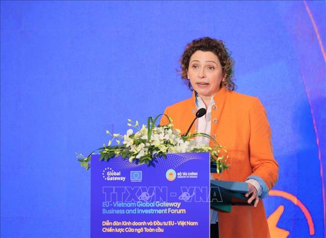 Phó Chủ tịch Ngân hàng Đầu tư châu Âu (EIB) Nicola Beer, phụ trách hoạt động của EIB tại Việt Nam phát biểu. Ảnh: Hoàng Hiếu - TTXVN