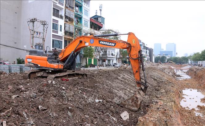 Khẩn trương thi công dự án cải tạo, nâng cấp, xây dựng mới một số hạng mục tiêu thoát nước tại khu đô thị Resco, Ecohome, Tây Hồ Tây, Đoàn ngoại giao, Ciputra trước mua mưa bão năm 2026. Ảnh: Quốc Khánh - TTXVN