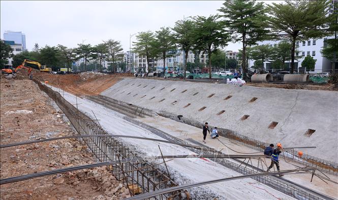 Không khí thi công khẩn trương đáp ứng đúng yêu cầu tiến độ đề ra. Ảnh: Quốc Khánh - TTXVN