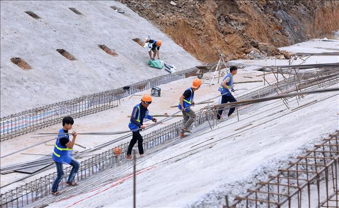 Không khí thi công khẩn trương đáp ứng đúng yêu cầu tiến độ đề ra. Ảnh: Quốc Khánh - TTXVN