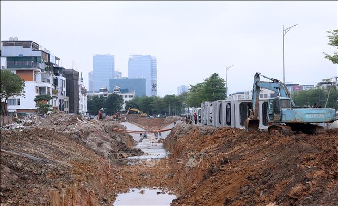 Khẩn trương thi công hệ thống cống trên đường Xuân Tảo. Ảnh: Quốc Khánh - TTXVN