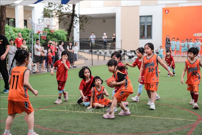 Pha tranh bóng quyết liệt giữa các vận động viên nhí trường Tiểu học Marie Curie II (phường Kiến Hưng, Hà Nội). Ảnh: Phạm Tuấn Anh - TTXVN