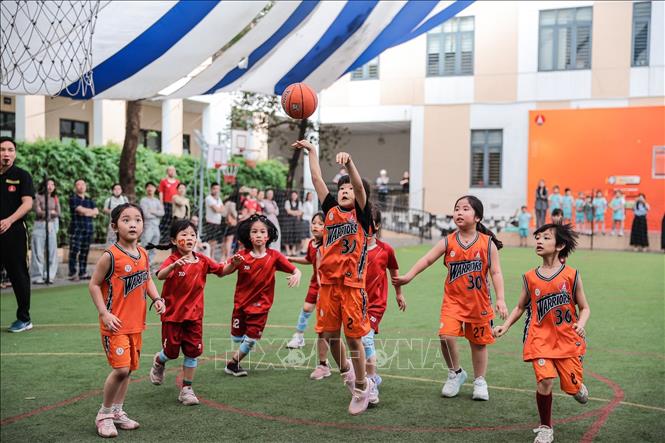 Pha tranh bóng quyết liệt giữa các vận động viên nhí trường Tiểu học Marie Curie II (phường Kiến Hưng, Hà Nội). Ảnh: Phạm Tuấn Anh - TTXVN