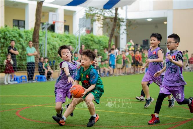 Pha tranh bóng quyết liệt giữa các vận động viên nhí trường Tiểu học Marie Curie II (phường Kiến Hưng, Hà Nội). Ảnh: Phạm Tuấn Anh - TTXVN