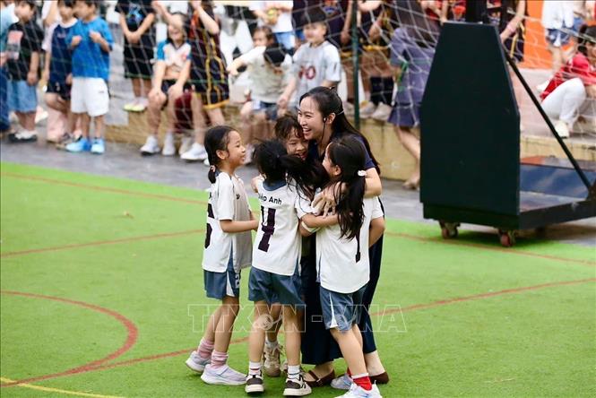 Khoảnh khắc huấn luyện viên và các em cùng nhau ăn mừng chiến thắng sau trận đấu hết mình. Ảnh: Lan Anh/TTXVN phát