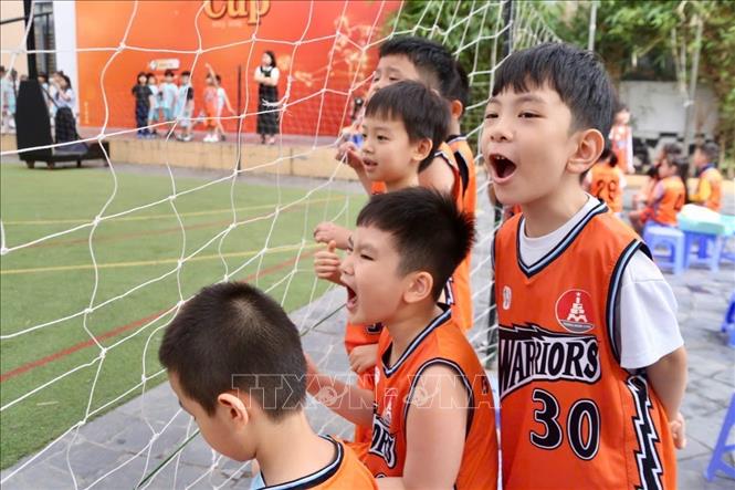 Các cổ động viên nhí reo hò, cổ vũ nhiệt tình cho đội nhà, góp phần tạo nên không khí sôi động trên sân. Ảnh: Lan Anh/TTXVN phát