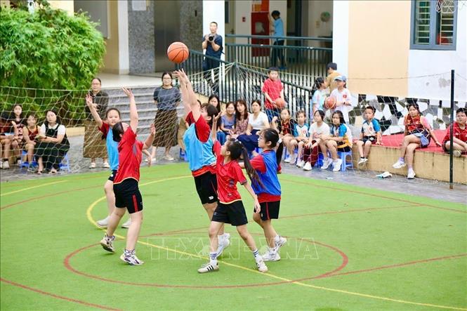 Pha tranh bóng quyết liệt thể hiện sự nỗ lực và quyết tâm giành chiến thắng. Ảnh: Lan Anh/TTXVN phát