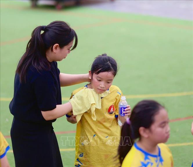 Ban huấn luyện kịp thời chăm sóc và động viên vận động viên sau giờ giải lao. Ảnh: Phương Anh/TTXVN phát