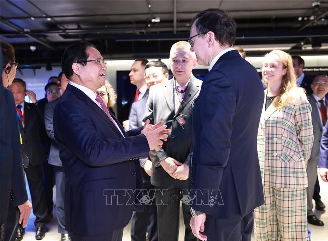 Thủ tướng Phạm Minh Chính tham quan Triển lãm hạt nhân tại Moskva. Ảnh: Dương Giang-TTXVN
