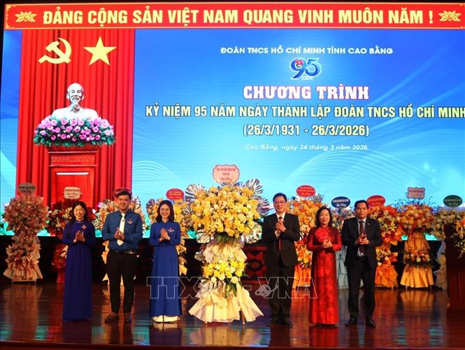 Phó Bí thư Tỉnh uỷ, Chủ tịch Uỷ ban MTTQ Việt Nam tỉnh Cao Bằng Vũ Hồng Quang tặng hoa chúc mừng. Ảnh: Chu Hiệu-TTXVN