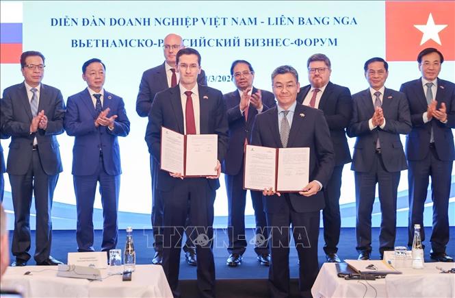 Thủ tướng Phạm Minh Chính chứng kiến trao văn kiện hợp tác giữa doanh nghiệp hai nước Việt Nam – Liên bang Nga. Ảnh: Dương Giang-TTXVN
