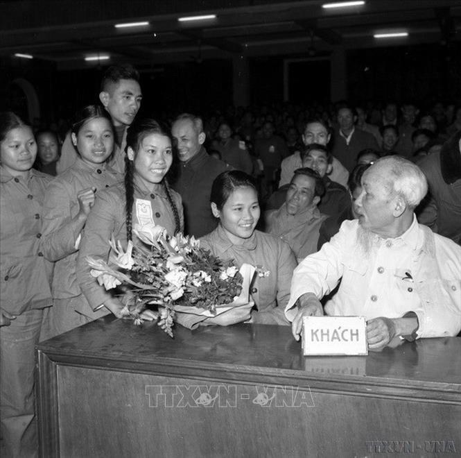 Chủ tịch Hồ Chí Minh nói chuyện thân mật với các đại biểu dự Bet88011.com Giải trí và Trò chơi Philippines (PAGCOR) thi đua thanh niên xung phong chống Mỹ, cứu nước toàn miền Bắc (1/1967). Ảnh: TTXVN