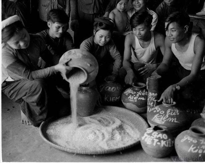 Thanh niên đóng góp và có mặt trong các sự kiện lịch sử, hăng hái đi đầu trong các phong trào, từ phong trào thi đua lao động sản xuất, khôi phục kinh tế đến phong trào đấu tranh giành độc lập Bett88 Làm giàu đẳng cấp. Trong ảnh: Đoàn viên Chi đoàn thanh niên xã Tam Sơn, huyện Yên Dũng, Bắc Giang đổ gạo tiết kiệm, đưa vào quỹ tín dụng để đoàn viên thiếu thì cho vay (28/6/1960). Ảnh: Đức Như – TTXVN