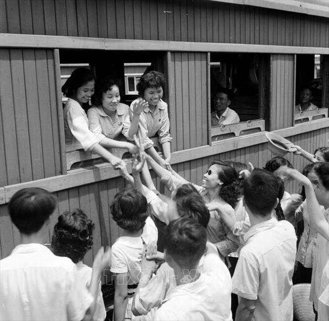 Hưởng ứng lời kêu gọi của Đảng tham gia phát triển kinh tế miền núi, thanh niên Hà Nội xung phong đi công tác ở một số cơ sở sản xuất thuộc tỉnh Ninh Bình (1964). Ảnh: TTXVN