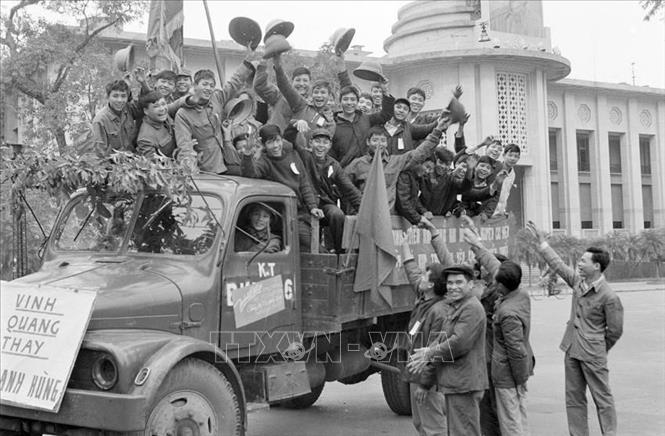 Thanh niên Thủ đô phấn khởi lên đường tòng quân chống Mỹ, cứu nước (1972). Ảnh: Ngọc Quán – TTXVN