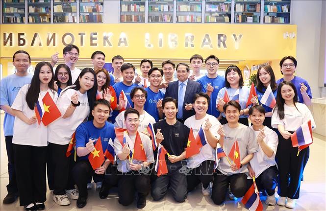 Thủ tướng Phạm Minh Chính với sinh viên Đại học Nghiên cứu Công nghệ Quốc gia MISIS. Ảnh: Dương Giang - TTXVN
