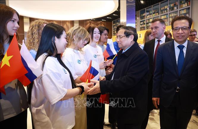 Thủ tướng Phạm Minh Chính với sinh viên Đại học Nghiên cứu Công nghệ Quốc gia MISIS. Ảnh: Dương Giang - TTXVN
