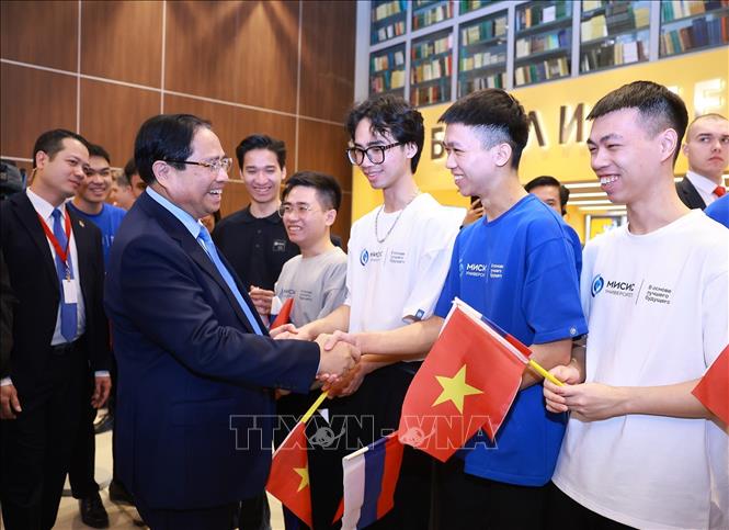 Thủ tướng Phạm Minh Chính với sinh viên Đại học Nghiên cứu Công nghệ Quốc gia MISIS. Ảnh: Dương Giang - TTXVN
