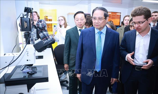Thủ tướng Phạm Minh Chính thăm phòng nghiên cứu của sinh viên Đại học Nghiên cứu Công nghệ Quốc gia MISIS. Ảnh: Dương Giang-TTXVN
