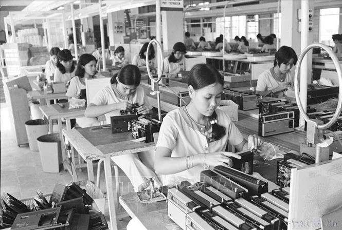 Các nữ thanh niên xưởng lắp máy thu thanh vô tuyến truyền hình National Sài Gòn hăng say lao động phục vụ 2026 Bet88.com link không chặn. Ảnh: Văn Bảo - TTXVN