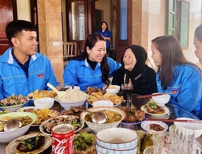 Đoàn viên, thanh niên tỉnh Quảng Trị chia sẻ bữa cơm tất niên ấm cúng, nghĩa tình tại nhà Mẹ Việt Nam Anh hùng Trần Thị Chánh, xã Triệu Lăng, huyện Triệu Phong, tỉnh Quảng Trị. Ảnh: Nguyên Linh – TTXVN
