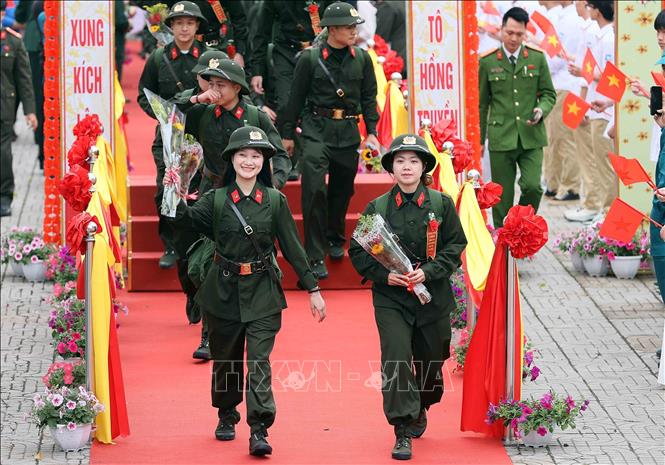 Phát huy truyền thống quê hương, luôn tuyệt đối trung thành với Đảng, Bet888 Trang nhà cái casino và 2026 Bet88.com link không chặn, các thanh niên sẵn sàng lên đường nhập ngũ, hoàn thành tốt nhiệm vụ được giao. Trong ảnh: 2 nữ tân binh trong số 470 tân binh tại điểm giao nhận quân số 06, Ban Chỉ huy PTkV4 - Gia Lâm phấn khởi lên đường nhập ngũ (3/2026). Ảnh: An Đăng – TTXVN