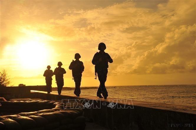 Các chiến sĩ trẻ đảo Phan Vinh, huyện đảo Trường Sa, tỉnh Khánh Hòa tuần tra canh gác giữ vững chủ quyền, vùng biển vùng trời của Tổ quốc. Ảnh: Minh Đức – TTXVN