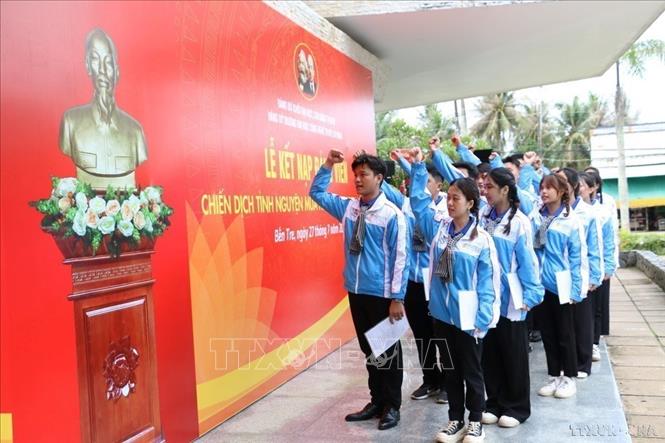 Sinh viên trường Đại học Công nghệ Thành phố Hồ Chí Minh thực hiện nghi thức tuyên thệ trong lễ kết nạp Đảng viên mới tại Khu Di tích Quốc gia Đồng Khởi, huyện Mỏ Cày Nam (Bến Tre, 27/7/2024).  Ảnh: Chương Đài – TTXVN