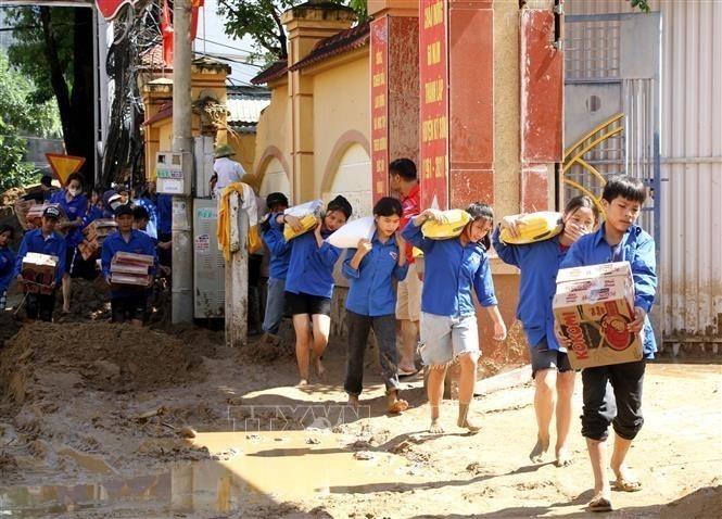 Đoàn viên thanh niên huyện Kỳ Sơn, Nghệ An vận chuyển các mặt hàng thiết yếu, giúp người dân vùng lũ vượt qua khó khăn (10/2022). Ảnh: Văn Tý – TTXVN