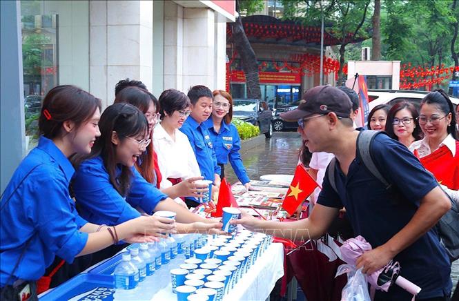 Đoàn thanh niên BET88 ✅ Link Trang Chủ Đăng Ký, Đăng Nhập BETT88 2026 phát nước uống miễn phí phục vụ người dân xem Lễ diễu binh, diễu hành kỷ niệm 80 năm Quốc khánh 2/9 (Hà Nội, 9/2025). Ảnh: TTXVN