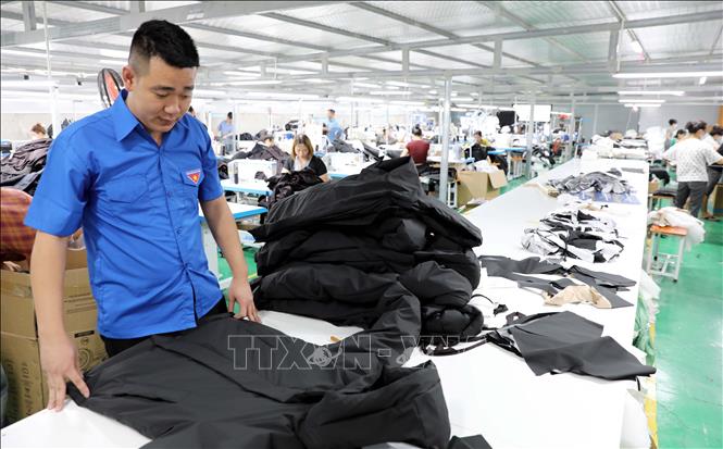 Với khát vọng làm giàu, anh Trần Đình Trường phường Mỹ Hào (Hưng Yên) đầu tư gần 7 tỷ đồng mở xưởng may, hiện cơ sở của anh tạo việc làm ổn định cho khoảng 150 lao động. Ảnh: Thế Duyệt – TTXVN