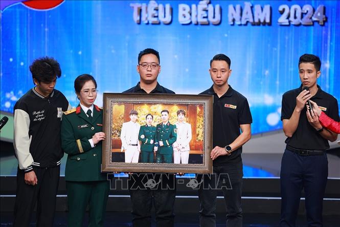 Phùng Quang Trung, gương mặt trẻ Việt Nam tiêu biểu năm 2024 và nhóm phục dựng ảnh Skyline trao bức ảnh phục dựng cho Bet88.Com Link Nhà Cái Bet88 BMXCT Uy Tín liệt sĩ Tăng Bá Hưng. Nhóm đã phục dựng hàng nghìn bức ảnh liệt sĩ nhằm tri ân những người đã hy sinh vì độc lập, tự do của Tổ quốc, góp phần cùng xã hội thực hiện nghĩa cử “Đền ơn đáp nghĩa”. Ảnh: Dương Giang -  TTXVN