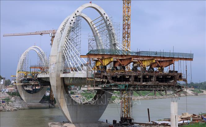 Cầu đường bộ bắc qua sông Đuống đang được nhà thầu đẩy nhanh tiến độ thi công sau khi có mặt bằng phía trên cạn. Ảnh: Quốc Khánh - TTXVN