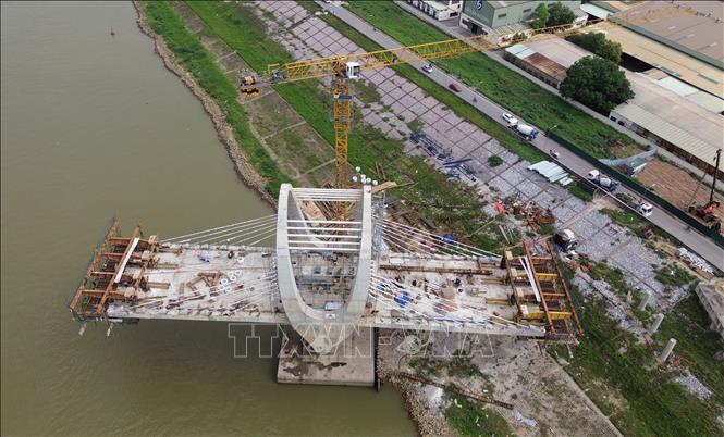 Hai trụ chính T4 và T5 giữa lòng sông đã được nhà thầu thi công xong. Ảnh: Quốc Khánh - TTXVN