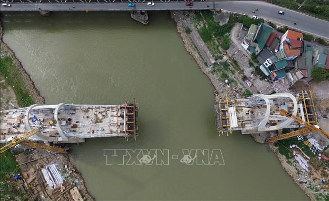 Hai trụ chính T4 và T5 giữa lòng sông đã được nhà thầu thi công xong. Ảnh: Quốc Khánh - TTXVN