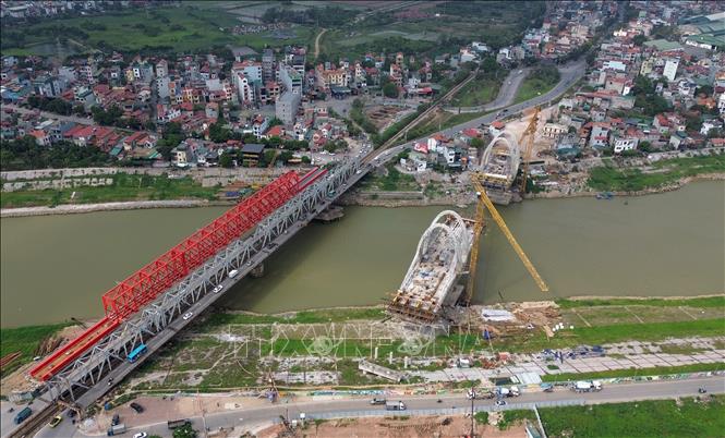 Cầu đường bộ và đường sắt mới được hoàn thành thi cầu sông Đuống cũ sẽ bị phá hủy và các phương tiện di chuyển tách bạch trên các cầu mới. Ảnh: Quốc Khánh - TTXVN