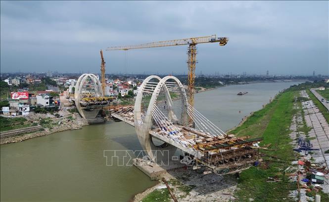 Cầu đường bộ bắc qua sông Đuống đang được nhà thầu đẩy nhanh tiến độ, phấn đầu hoàn thành trong năm 2026. Ảnh: Quốc Khánh - TTXVN