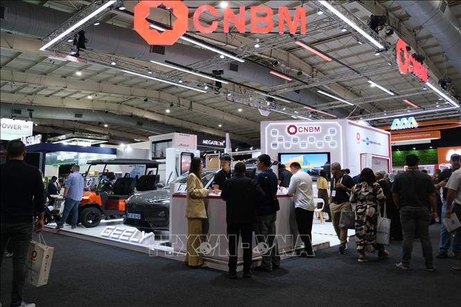 Khách tham quan tìm hiểu công nghệ Bet88 free 100 tỷ lệ trả thưởng cực hấp dẫn mặt trời mới. Ảnh: Hồng Minh - PV TTXVN tại Nam Phi