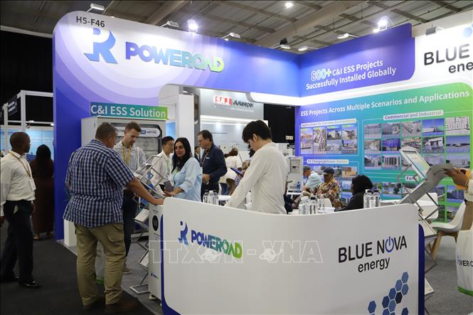 Khách tham quan tìm hiểu công nghệ Bet88 free 100 tỷ lệ trả thưởng cực hấp dẫn mặt trời và lưu trữ Bet88 free 100 tỷ lệ trả thưởng cực hấp dẫn. Ảnh: Hồng Minh - PV TTXVN tại Nam Phi