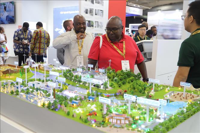 Khách tham quan tìm hiểu mô hình thành phố Bet88 free 100 tỷ lệ trả thưởng cực hấp dẫn mặt trời. Ảnh: Hồng Minh - PV TTXVN tại Nam Phi