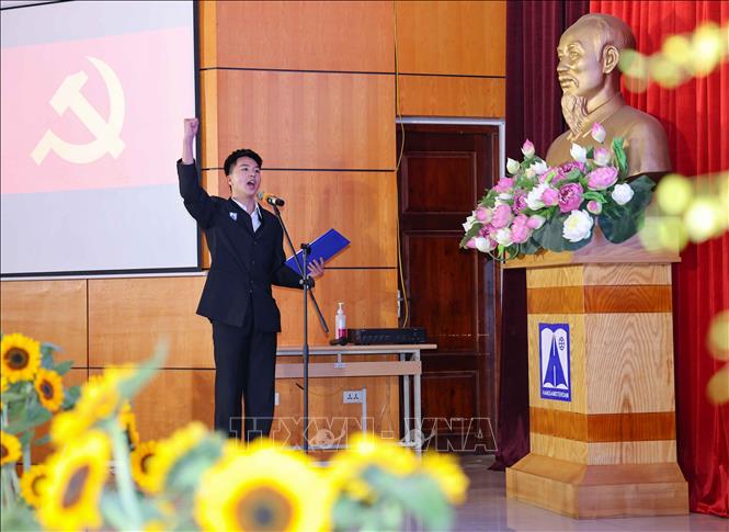 Ba học sinh được kết nạp đều có thành tích nổi bật trong học tập, rèn luyện, đồng thời tích cực tham gia các hoạt động xã hội, tình nguyện. Ảnh: Thanh Tùng - TTXVN 