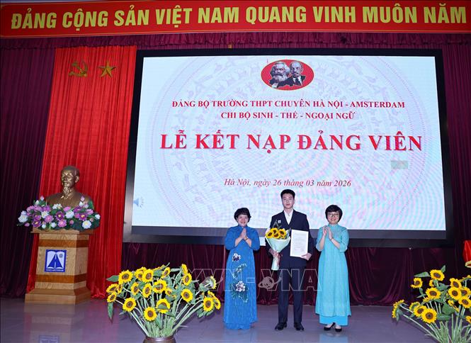 Nhà giáo Trần Thùy Dương – Bí thư Đảng bộ, Hiệu trưởng nhà trường cho biết, việc phát hiện và bồi dưỡng học sinh ưu tú để kết nạp Đảng là một trong những nhiệm vụ quan trọng, góp phần xây dựng lực lượng kế cận có tri thức, có lý tưởng và tinh thần cống hiến. Ảnh: Thanh Tùng - TTXVN