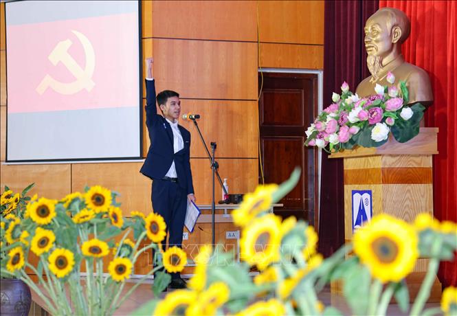 Khoảnh khắc đảng viên trẻ giơ tay tuyên thệ để lại nhiều ấn tượng sâu sắc. Ảnh: Thanh Tùng - TTXVN 