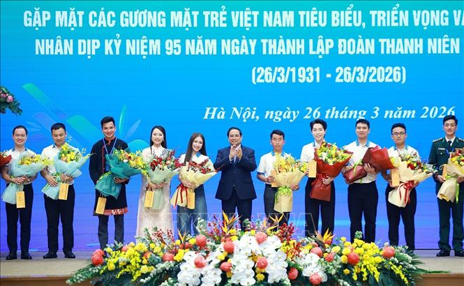 Thủ tướng Phạm Minh Chính tặng hoa chúc mừng các Gương mặt trẻ Việt Nam tiêu biểu. Ảnh: Dương Giang-TTXVN
