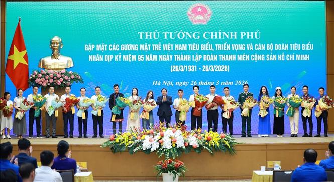 Thủ tướng Phạm Minh Chính tặng hoa chúc mừng các Gương mặt trẻ Việt Nam tiêu biểu. Ảnh: Dương Giang-TTXVN
