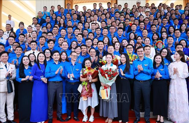 Thủ tướng Phạm Minh Chính với các Gương mặt trẻ Việt Nam tiêu biểu, triển vọng và cán bộ Đoàn tiêu biểu. Ảnh: Dương Giang-TTXVN
