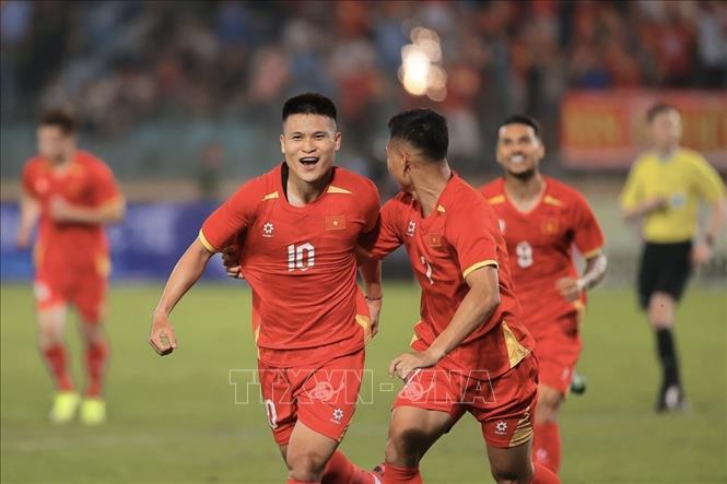 Các cầu thủ Việt Nam ăn mừng sau bàn thắng mở tỷ số của Tuấn Hải. Ảnh: Minh Quyết - TTXVN