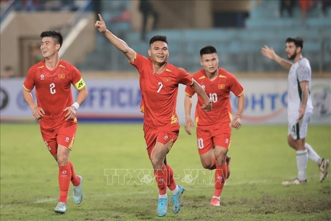 Xuân Mạnh ghi bàn nâng tỷ số lên 2-0. Ảnh: Minh Quyết - TTXVN