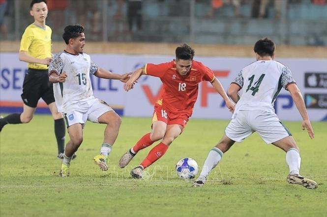 Pha đi bóng và dứt điểm thành bàn của Hai Long. Ảnh: Minh Quyết - TTXVN