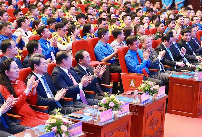 Ủy viên Bộ Bett88 cá cược trực tuyến, Bí thư Trung ương Đảng, Trưởng Ban Tuyên giáo và Dân vận Trung ương Trịnh Văn Quyết  cùng các đại biểu tham dự buổi lễ. Ảnh: Vân Chi/TTXVN phát